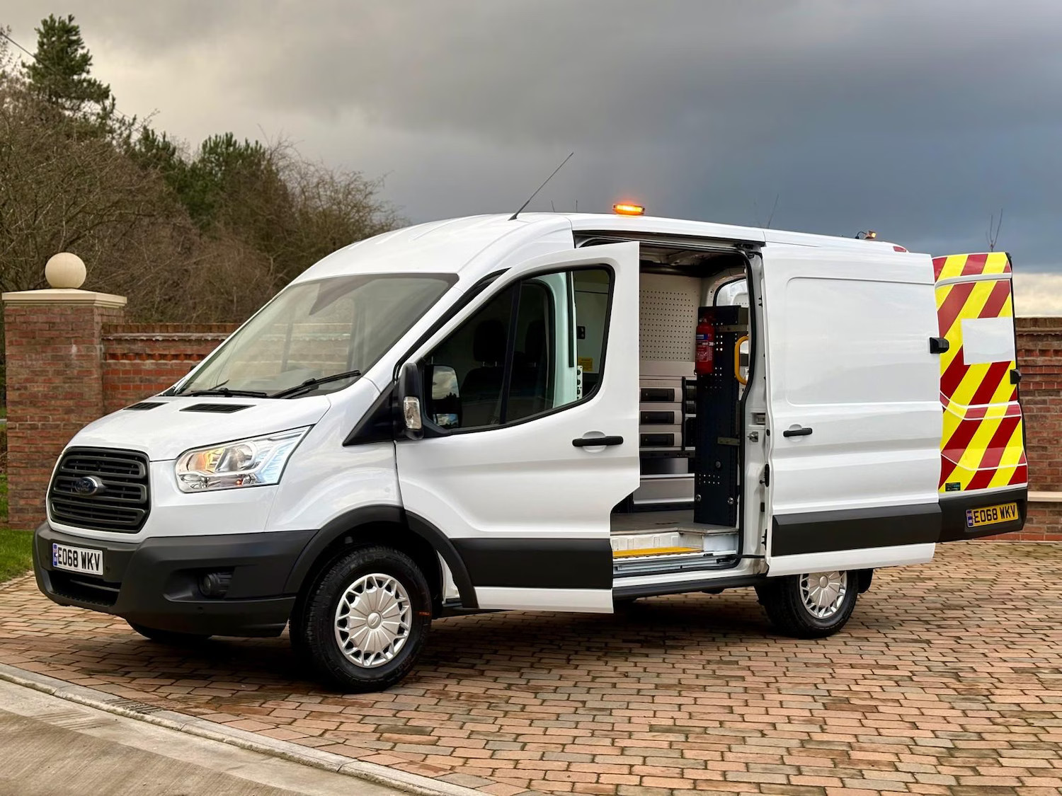 2018 Ford Transit 2.0 TDCi 130ps L2 H2 Van ***Caterpillar / Volvo / JCB / Servi 2018 Ford Transit 2.0 TDCi 130ps L2 H2 Van ***Caterpillar / Volvo / JCB / Servi