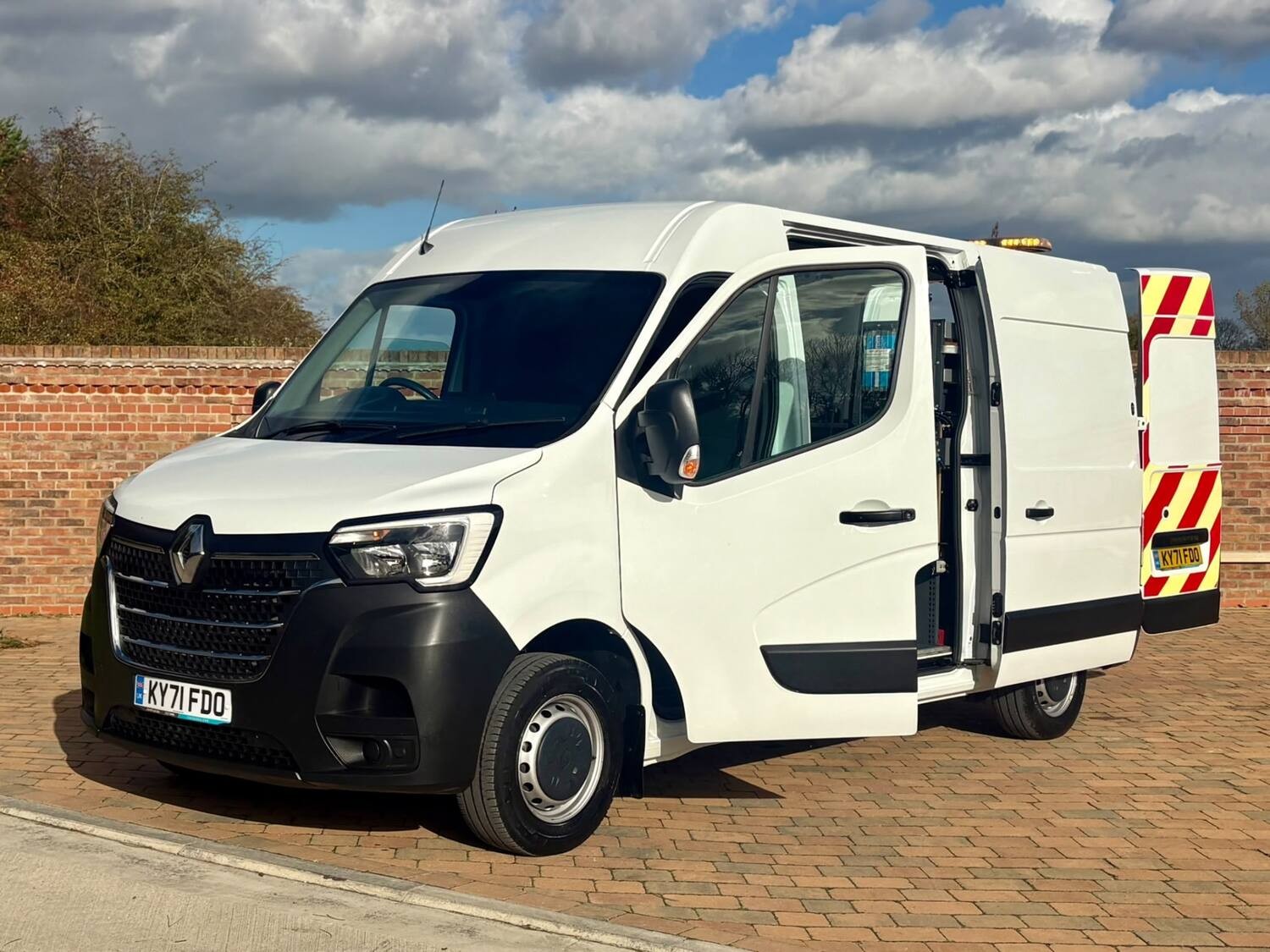 2021 Renault Master dCi 135 3T5 L2 H2 Red Edition Van *** Workshop / Fitters Van 2021 Renault Master dCi 135 3T5 L2 H2 Red Edition Van *** Workshop / Fitters Van
